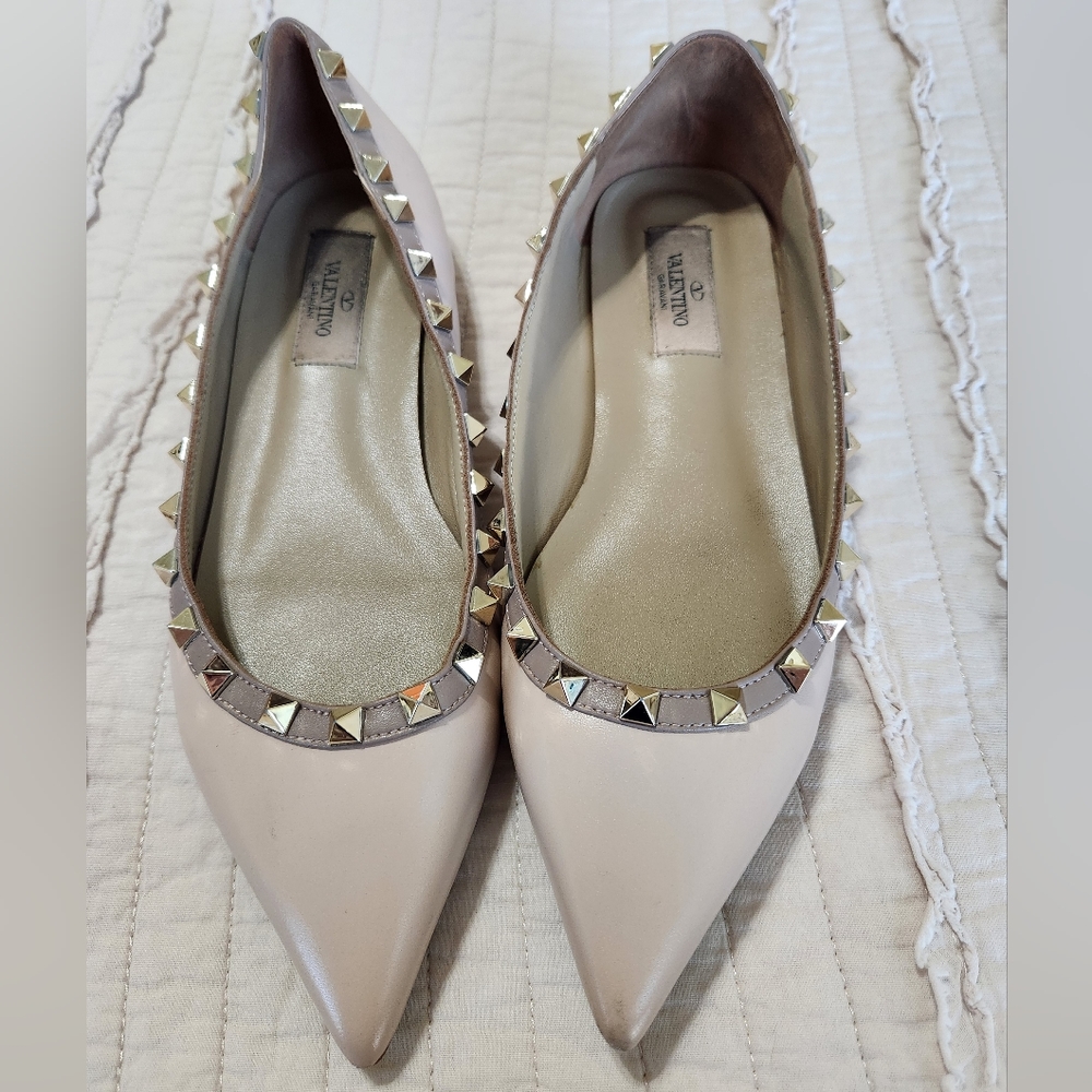 Valentino Garavani PATENT ROCKSTUD BALLET FLAT COLOR: POUDRE